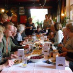 Gasten aan tafel op 13 oktober 2015